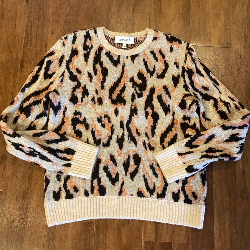 Derek Lamb 10 Crosby patterned, leopard crewneck sweater size large.